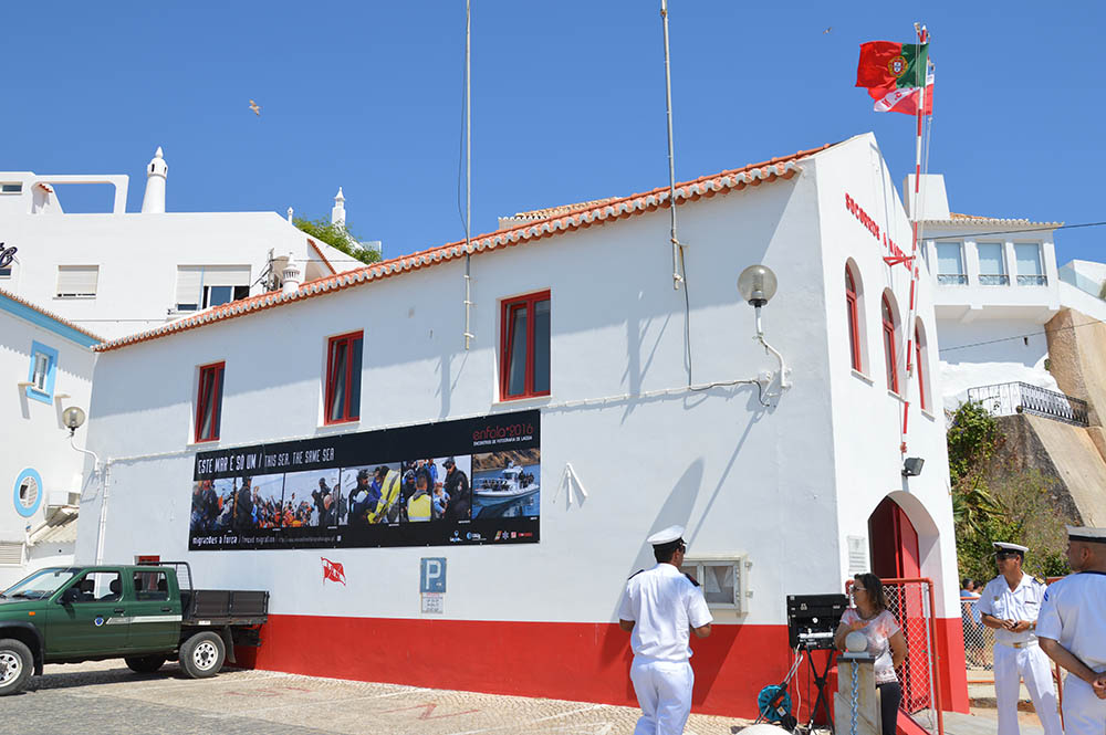 Sul Informação - «Migrações à Força» mostram-se ao ar livre em Ferragudo, Senhora da Rocha e Carvoeiro