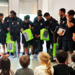 Sul Informação - Jogadores do Moncarapachense foram à escola entregar prendas solidárias