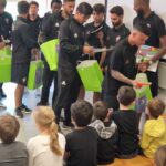 Sul Informação - Jogadores do Moncarapachense foram à escola entregar prendas solidárias