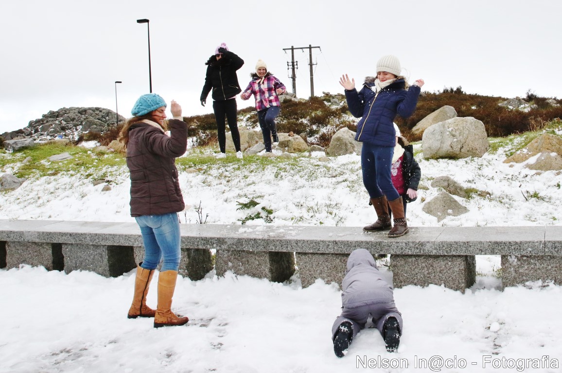 Sul Informação - FOTOGALERIA: Algarvios subiram a Serra para ver a neve em Monchique