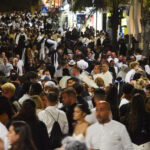 Sul Informação - Carvoeiro invadida por multidão em mais uma noite a preto e branco