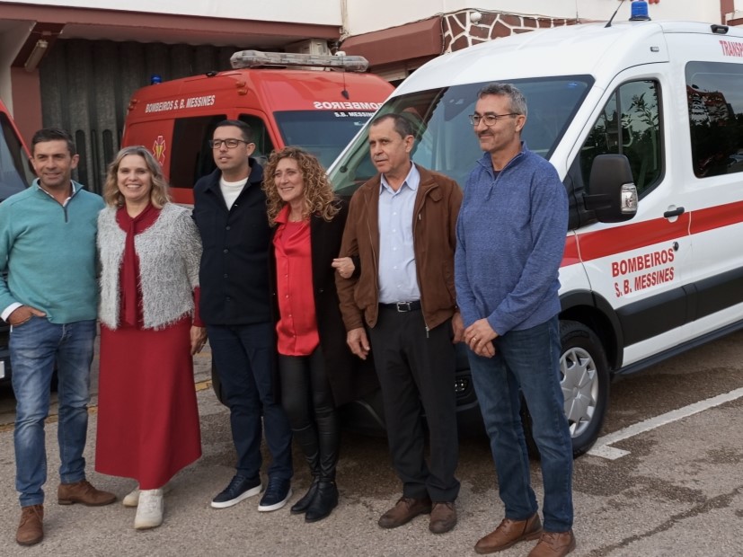 Sul Informação - Bombeiros de São Bartolomeu de Messines recebem ambulância do Município