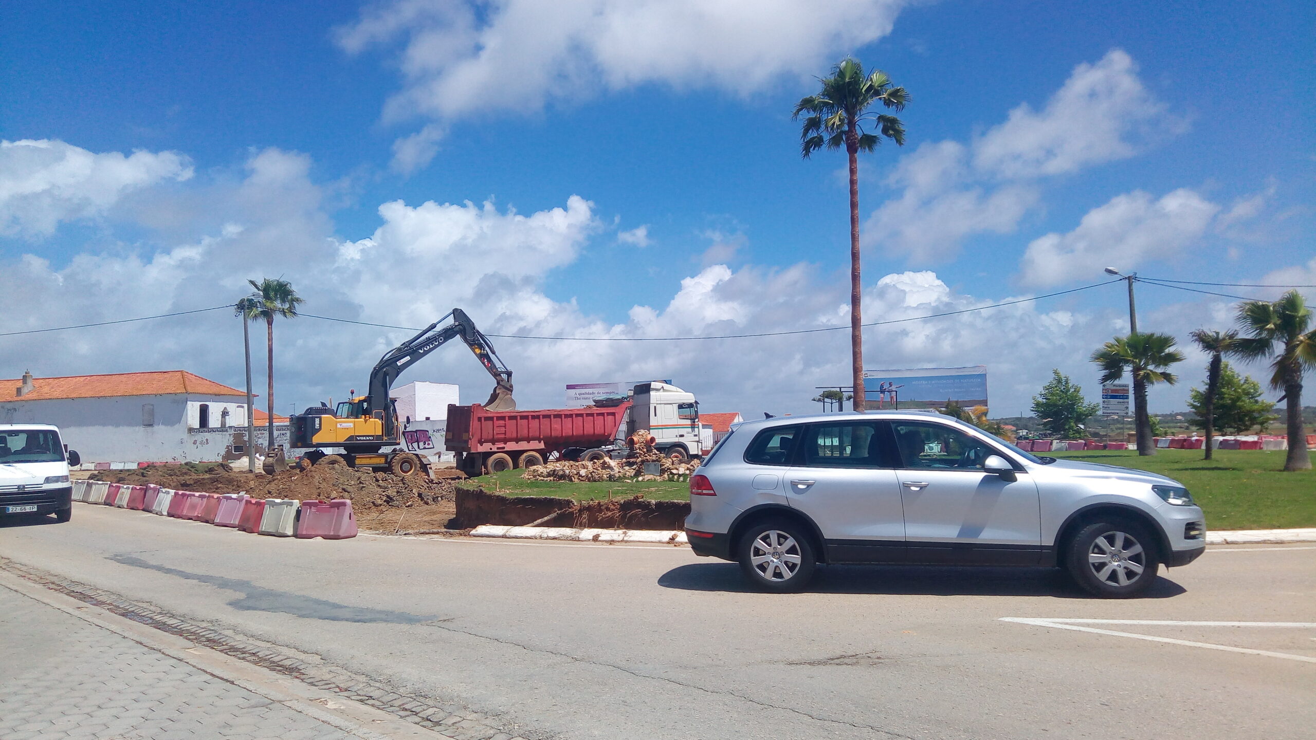 Sul Informação - Obras da nova rotunda da FATACIL já começaram, por isso é preciso atenção redobrada na EN125 [fotos]