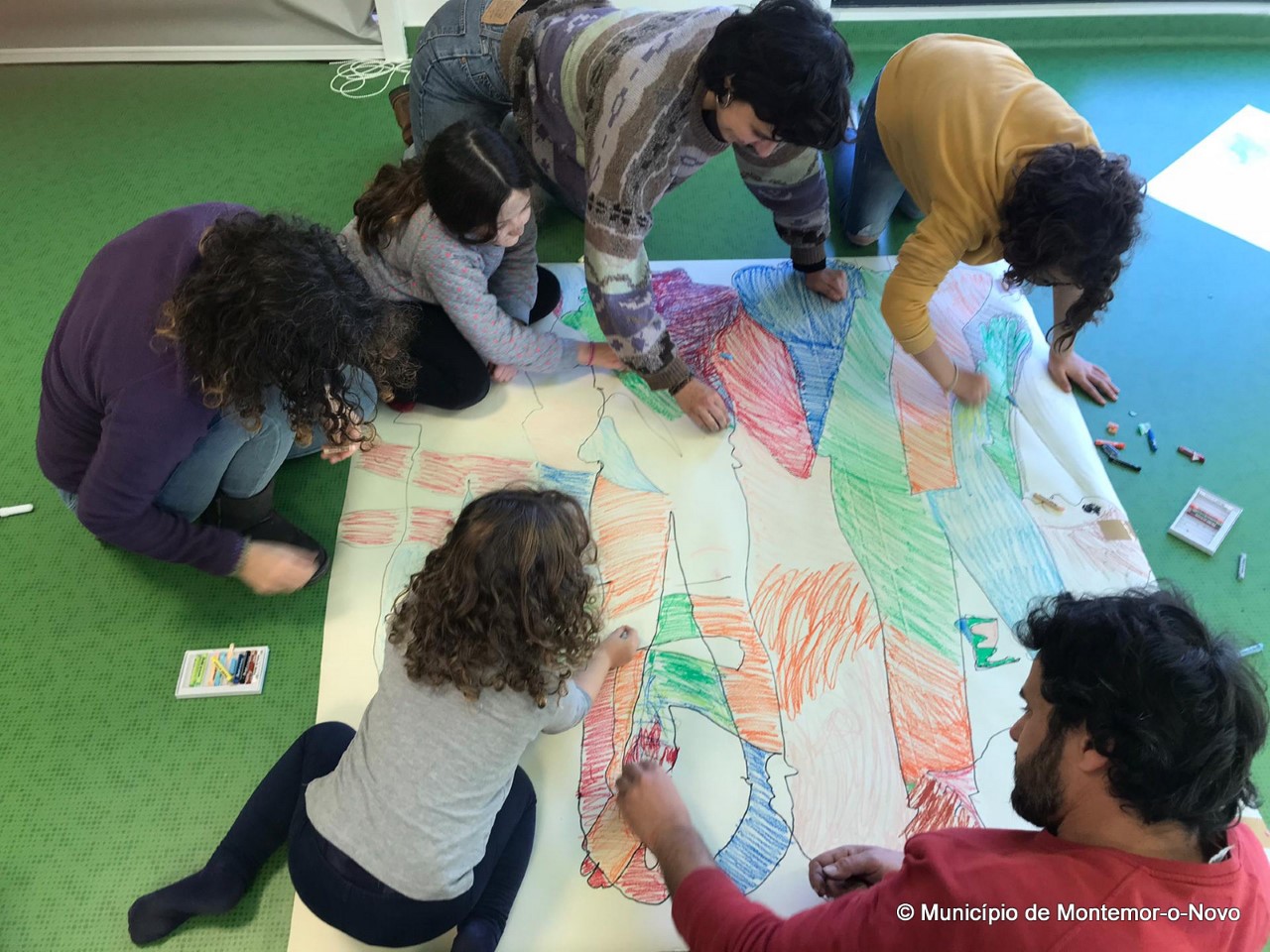 Sul Informação - Pais e filhos de Montemor-o-Novo aprenderam a desenhar com o corpo