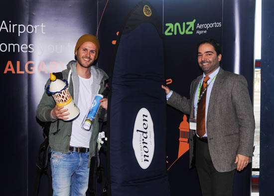 Sul Informação - Jovem surfista Laurent Radinger é o Passageiro número 6 milhões do Aeroporto de Faro