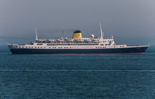 Sul Informação - «Funchal» impedido de entrar no Porto de Portimão por falta de rebocador aguarda ao largo
