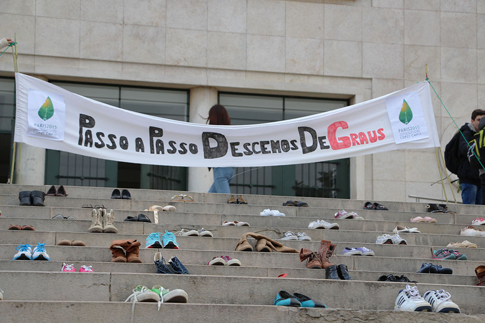 Sul Informação - Alunos da João de Deus descalçaram-se para celebrar acordo sobre o clima