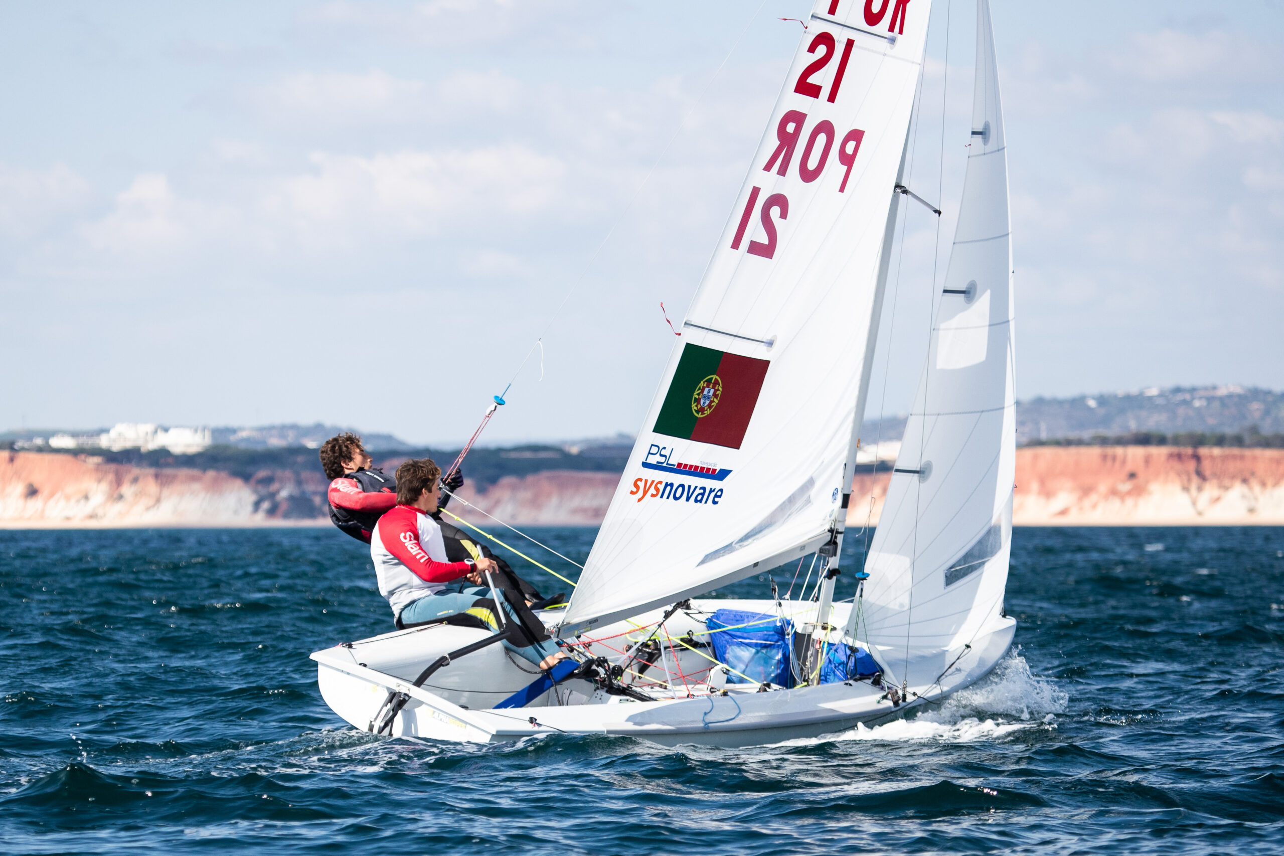 Sul Informação - Velejadores portugueses sobem ao 2º lugar no Mundial em Vilamoura