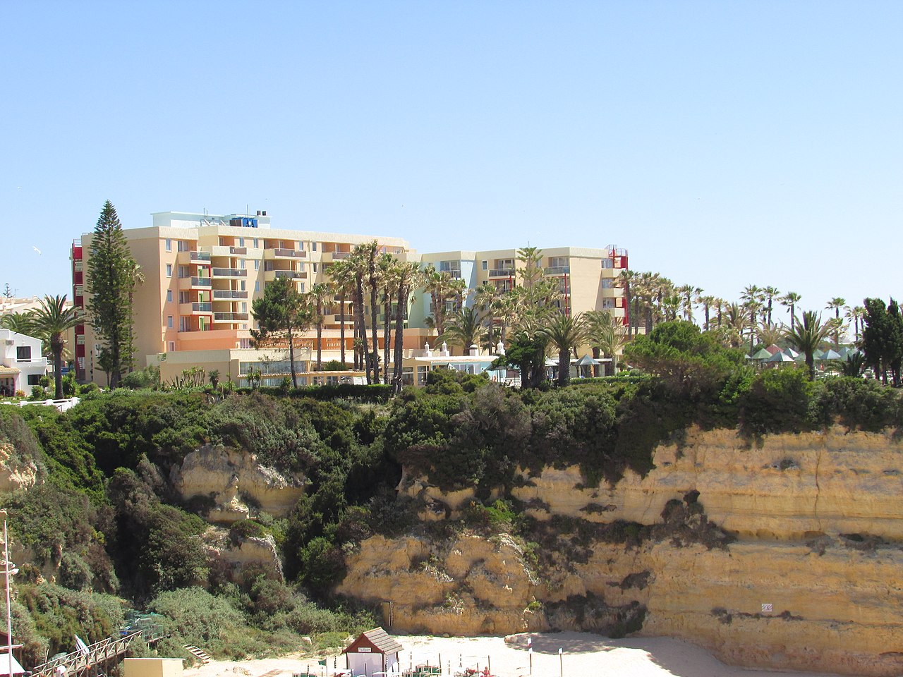 Sul Informação - Incêndio em anexo do Pestana Viking obriga a evacuar hotel