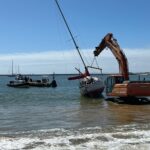 Sul Informação - Três dos quatro barcos encalhados na Praia Grande de Ferragudo já foram removidos