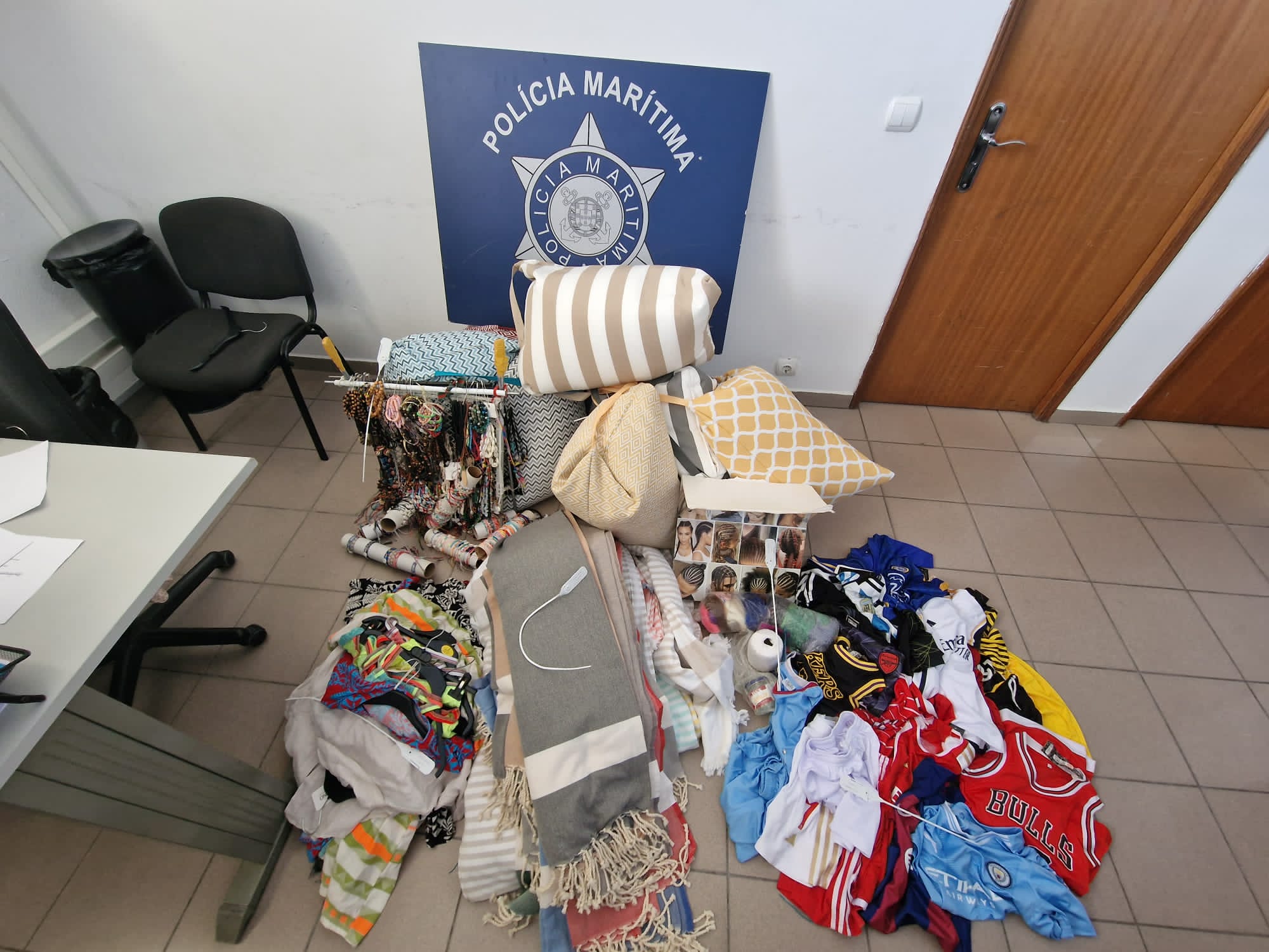 Sul Informação - Polícia Marítima multa 6 vendedores ambulantes e apreende material em praias de Loulé