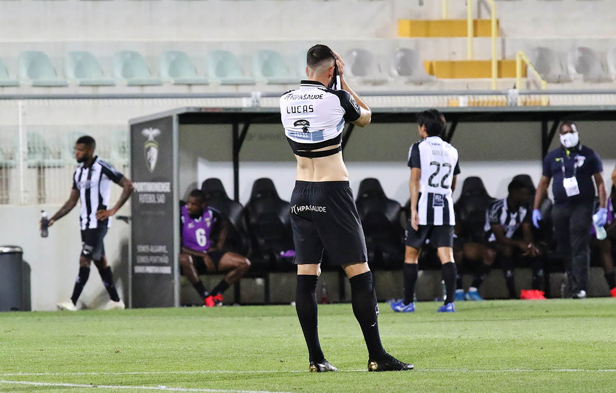 Sul Informação - Desilusão no rosto dos jogadores do Portimonense pela descida à II Liga [fotogaleria]