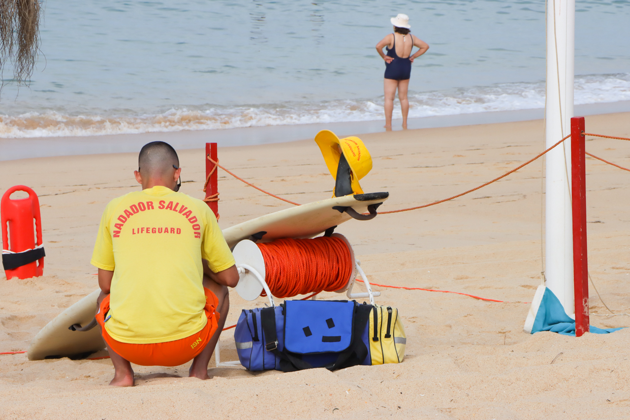 Sul Informação - Homem de 74 anos morre na praia de Armação de Pêra depois de ficar inanimado na água