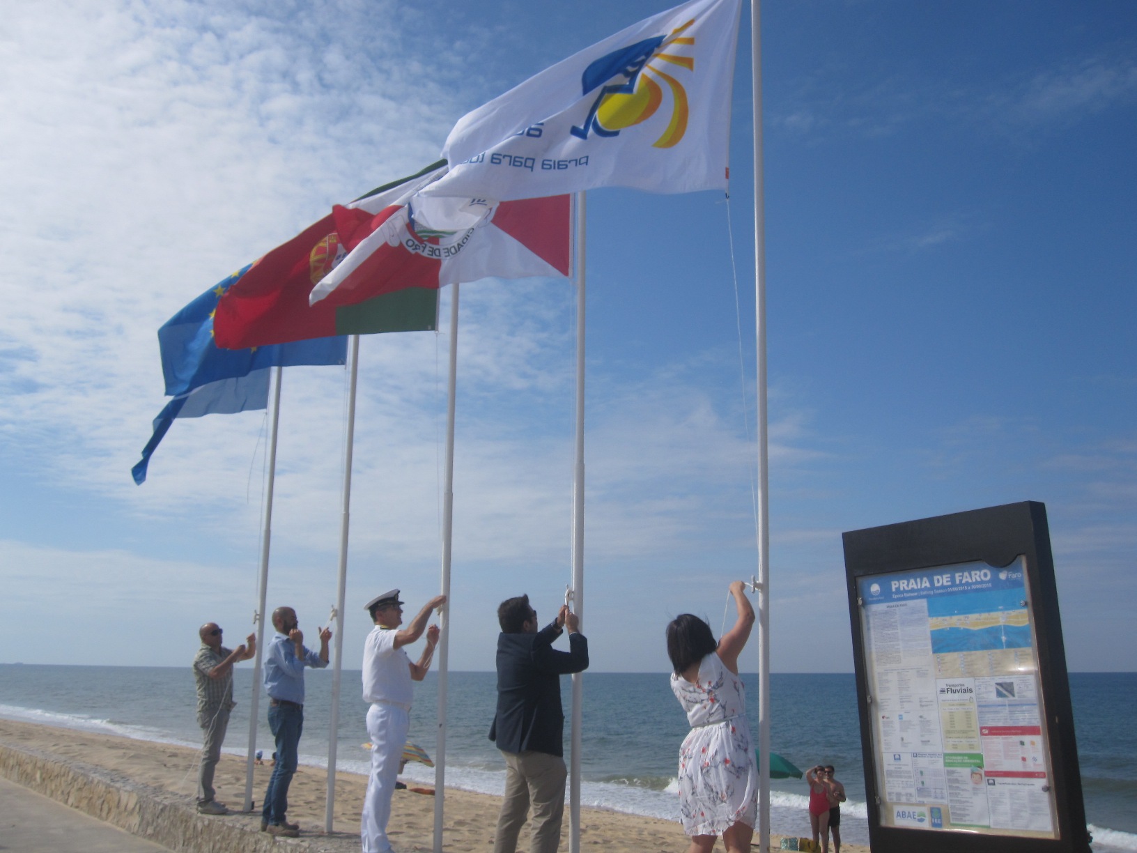 Sul Informação - Praias de Faro já têm Bandeiras Azuis hasteadas (com fotos)