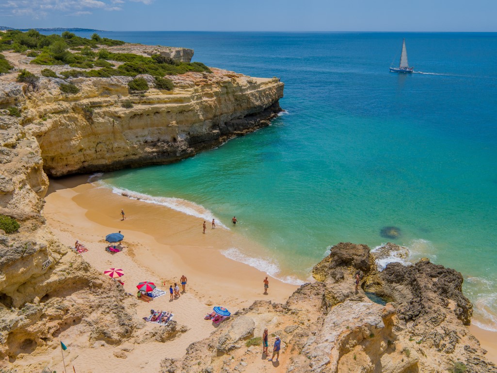 Sul Informação - «Adie as férias, mas não o coração. Afinal, haverá sempre Algarve»
