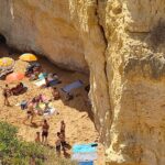 Sul Informação - Albufeira: Praia do Ninho das Andorinhas evacuada devido a risco de derrocada
