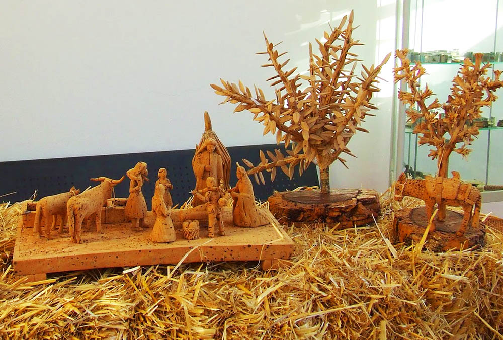 Sul Informação - Presépio em cortiça feito por artesã mostra-se em Messines