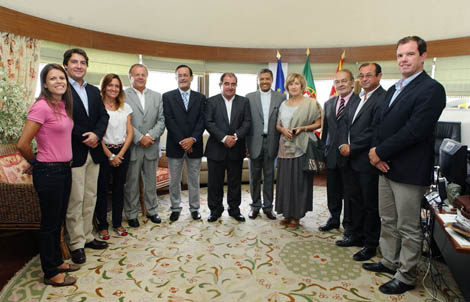 Presidente CMA ladeado pelo cónego César Chantre e escritora Lídia Jorge (esq.); presidente da Assembleia Municipal de Albufeira e presidente da ERTA (dta); e Executivo municipal Sul Informação