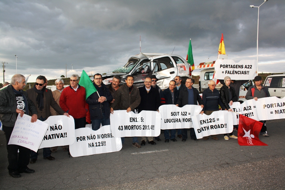 Sul Informação - FOTOGALERIA: Ativistas anti-portagens levaram protesto à Ponte do Guadiana