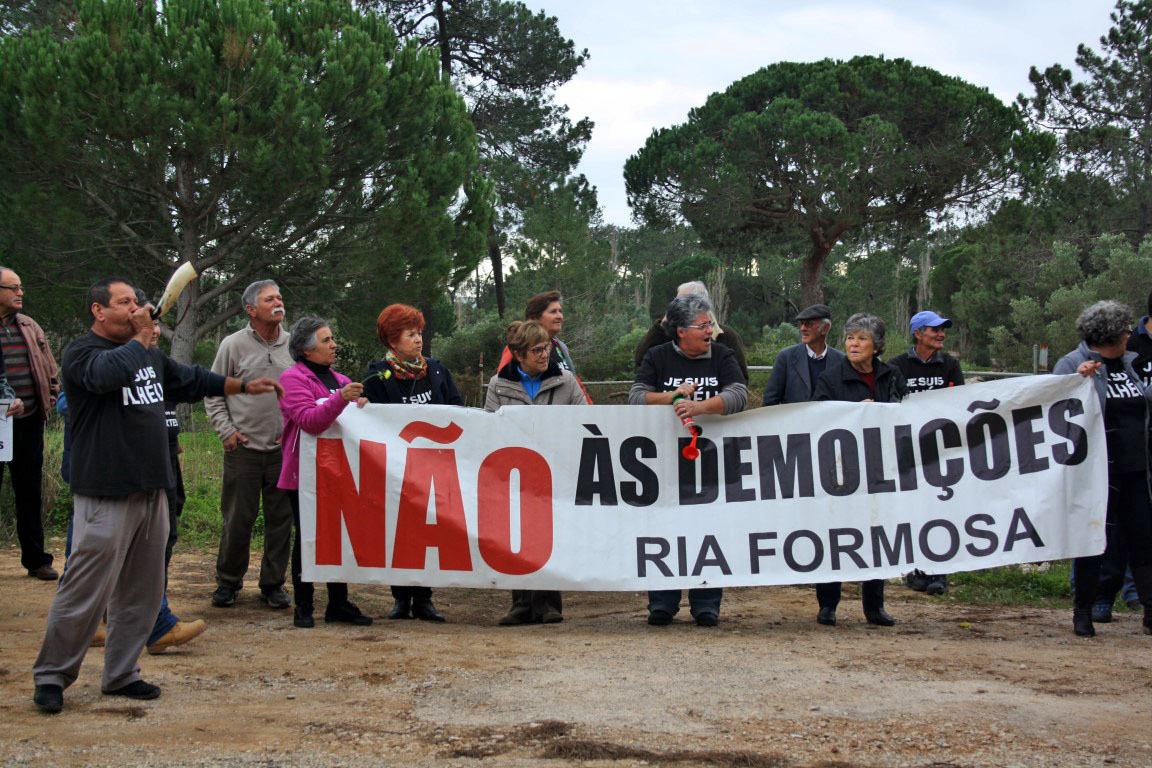 Sul Informação - Ativistas anti-demolições na Ria entregam petição no Parlamento
