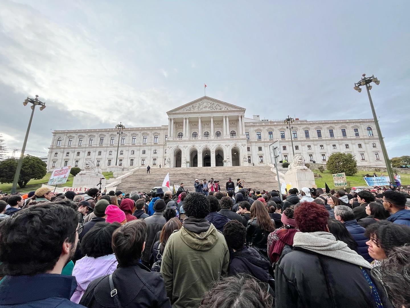 Sul Informação - Milhares de pessoas exigiram em Lisboa “políticas concretas” para responder à crise