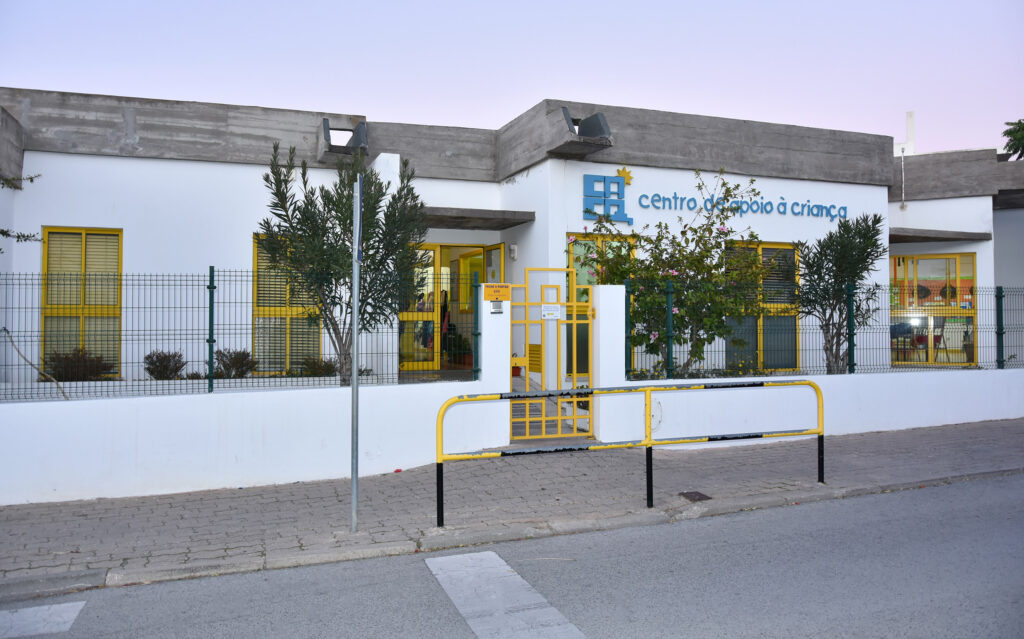 Repavimentação e colocação de da Sala polivalente do Centro de Apoio a criança de Quarteira - C.M.Loule - Mira (1)