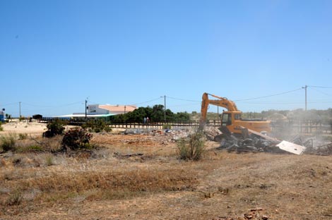 Sul Informação - Apoio de Praia devoluto demolido em Altura