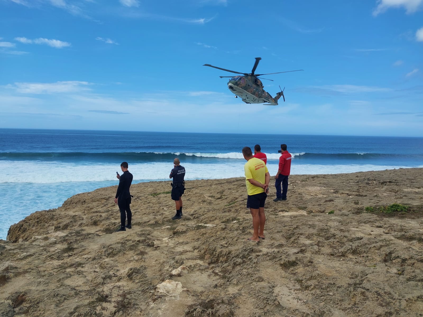 Sul Informação - Helicóptero resgata surfista de zona rochosa isolada na costa de Aljezur