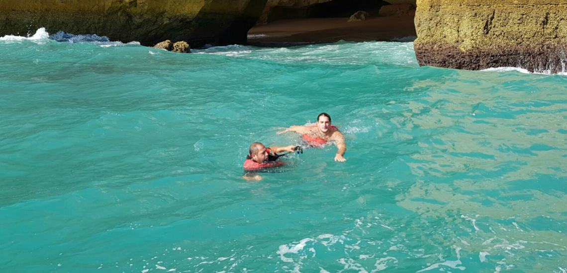 Sul Informação - Turista em dificuldades depois de ir a nado até à gruta de Benagil resgatado pelo ISN (com fotos)