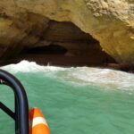Sul Informação - Turista em dificuldades depois de ir a nado até à gruta de Benagil resgatado pelo ISN (com fotos)