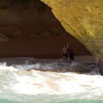 Sul Informação - Turista em dificuldades depois de ir a nado até à gruta de Benagil resgatado pelo ISN (com fotos)