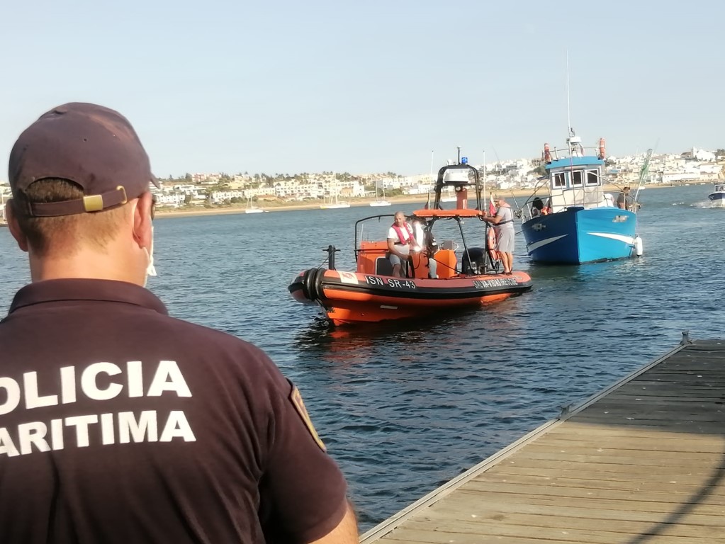 Sul Informação - Salva-vidas de Ferragudo ajudou embarcação marítimo-turística à deriva em Portimão
