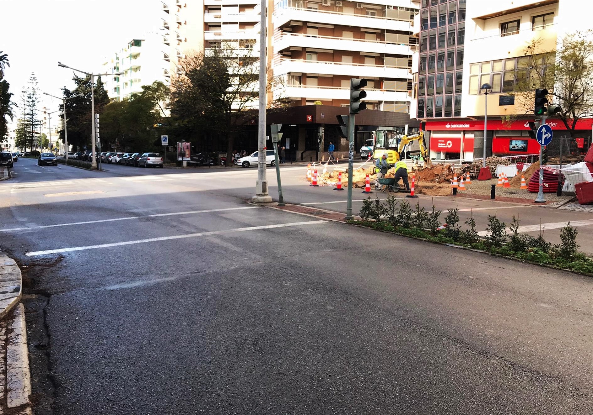 Sul Informação - Construção de rotunda na Avenida 5 de Outubro condiciona trânsito em Faro