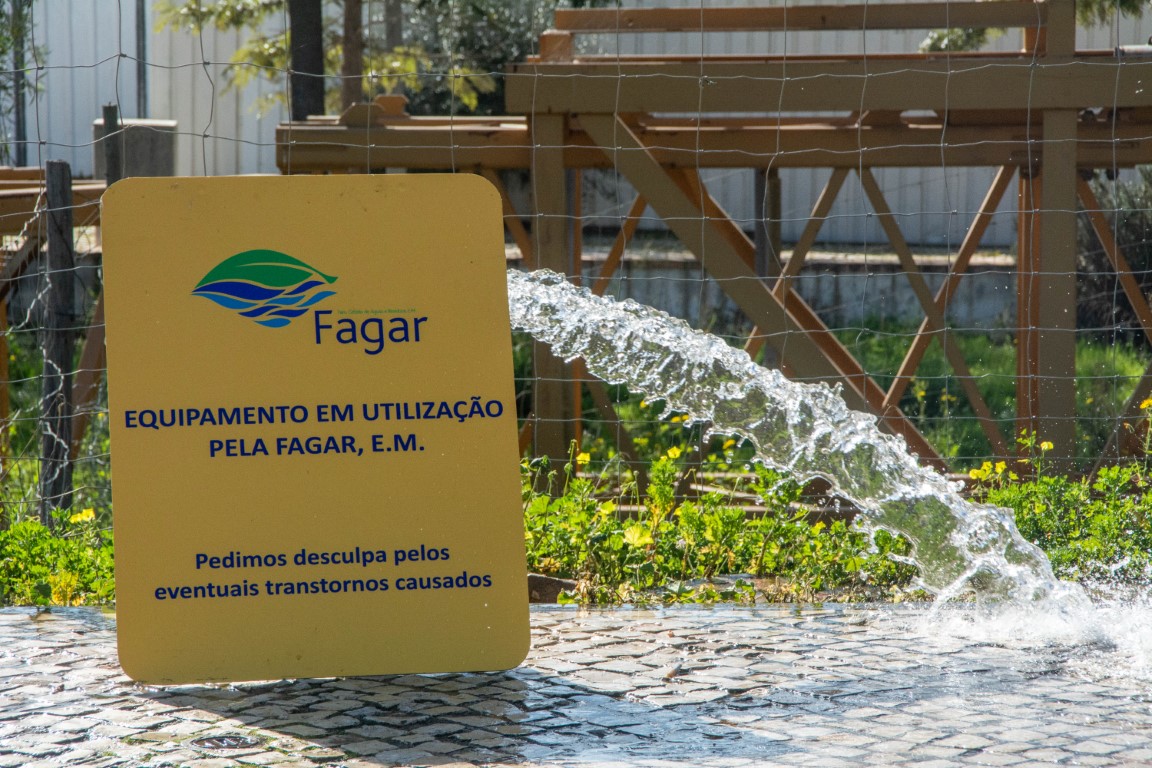 Sul Informação - Há bocas de incêndio a despejar água em Faro, mas é «para evitar prejuízos maiores»