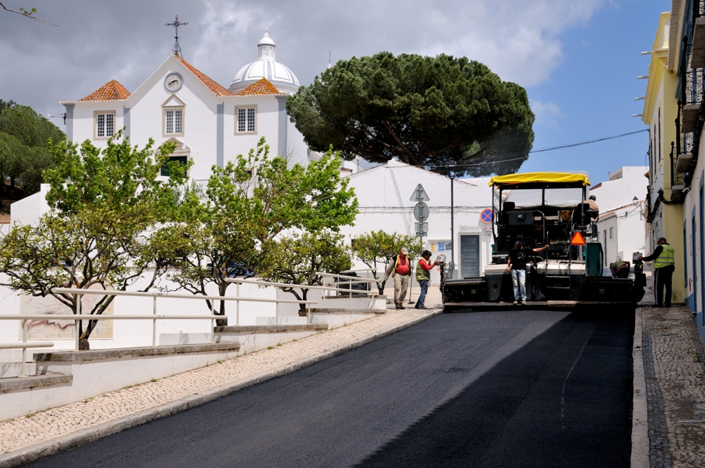 Sul Informação - Rua principal de Castro Marim já tem novo pavimento