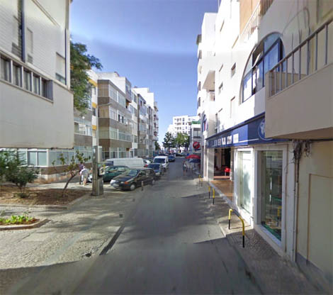 Sul Informação - Obras nas condutas de água condicionam trânsito em rua de Quarteira