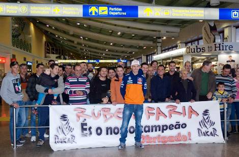 Sul Informação - Rúben Faria recebido por fãs no Aeroporto de Faro