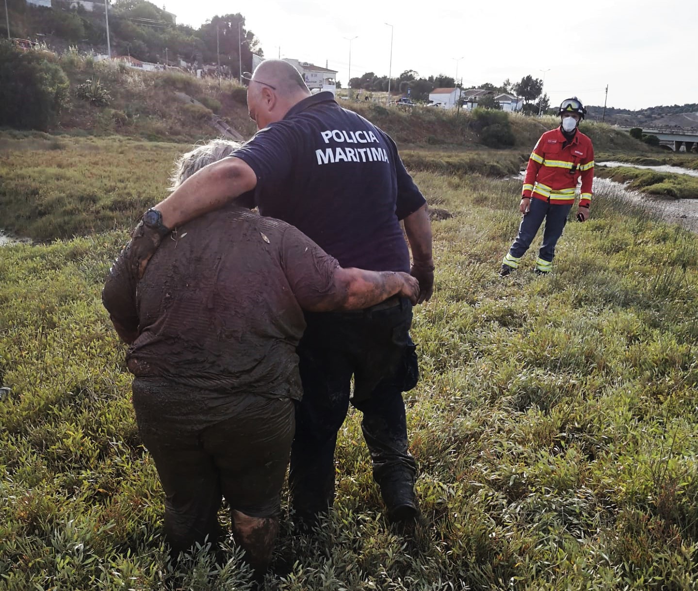 Sul Informação - Polícia Marítima e Bombeiros resgatam mulher em dificuldades na ribeira de Boina, em Portimão