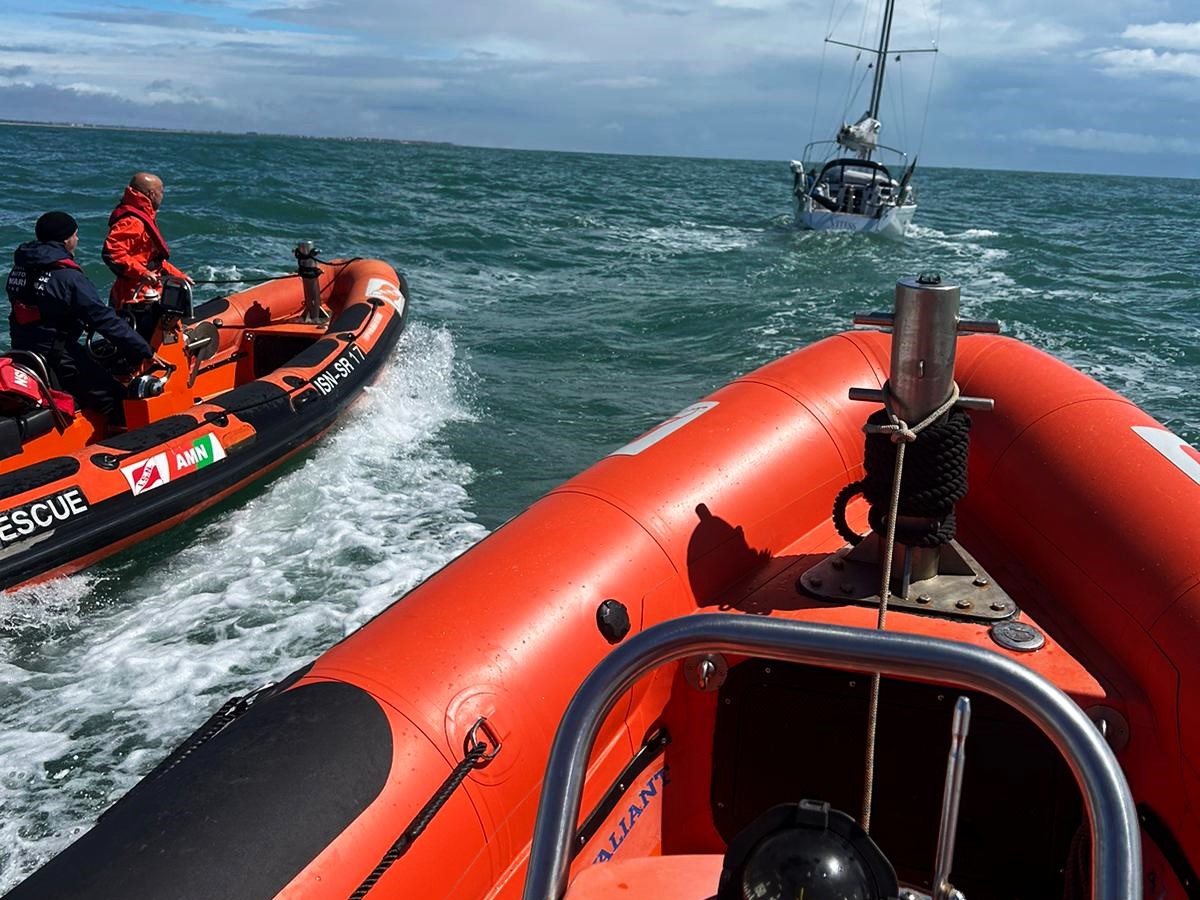 Sul Informação - Marinha coordena ação que permitiu salvar veleiro em risco de naufrágio no Algarve