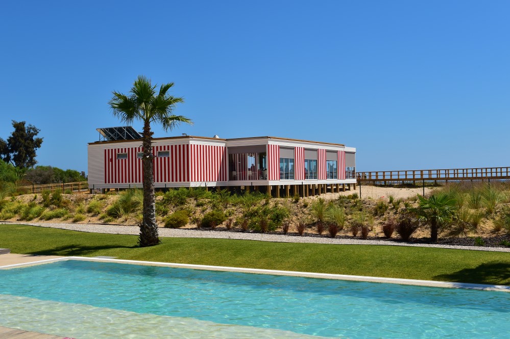 Sul Informação - Grupo Pestana abre restaurante Sea Deck à beira da Praia dos 3 Irmãos