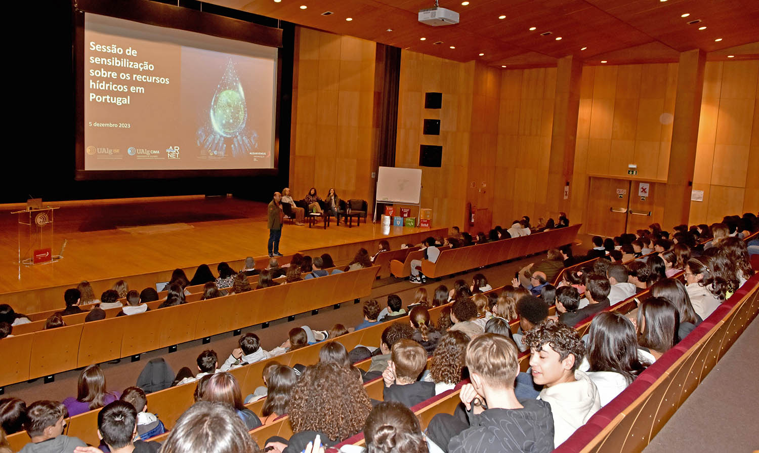 Sul Informação - Alunos dos concelhos do Geoparque Algarvensis foram à Universidade saber mais sobre a água