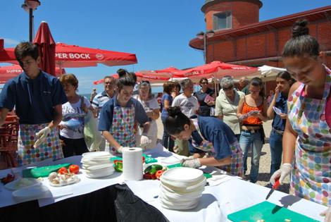 Sul Informação - Alunos de cursos de cozinha de Olhão deram um “show” junto dos Mercados Municipais