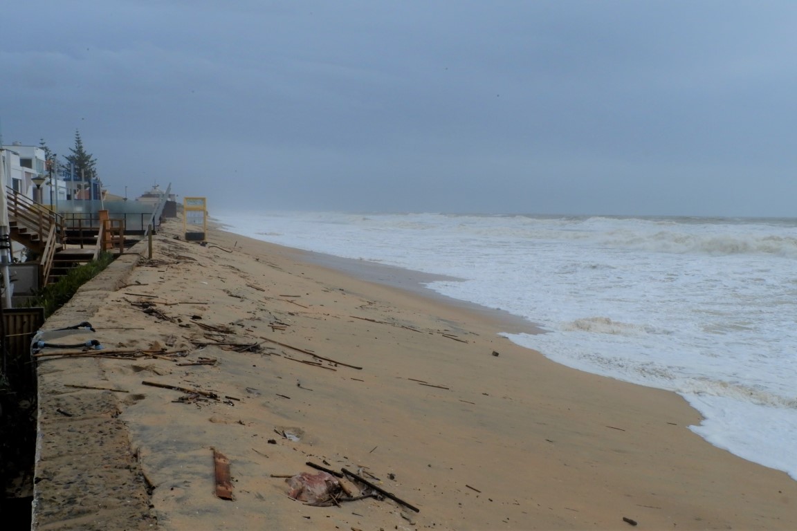 Sul Informação - Praia de Faro teve mais uma tarde de sobressalto depois de noite com estragos [com fotos]