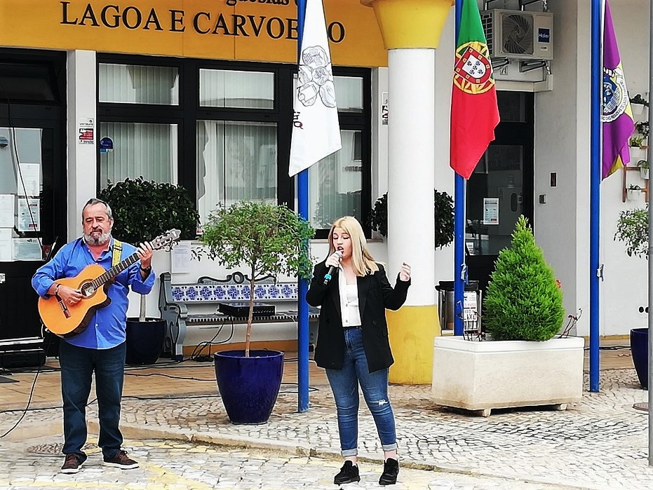 Sul Informação - Hino nacional entoado por fadista assinalou 25 de Abril em Lagoa e Carvoeiro