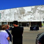 Sul Informação - Mundo de Lídia Jorge na fachada da Biblioteca de Albufeira pela mão de Vhils