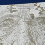 Sul Informação - Mundo de Lídia Jorge na fachada da Biblioteca de Albufeira pela mão de Vhils