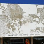 Sul Informação - Mundo de Lídia Jorge na fachada da Biblioteca de Albufeira pela mão de Vhils