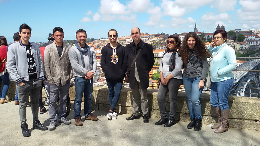Sul Informação - Jovens vencedores do Concurso de Rótulos para Garrafas de Vinhos de Lagoa visitaram o Douro