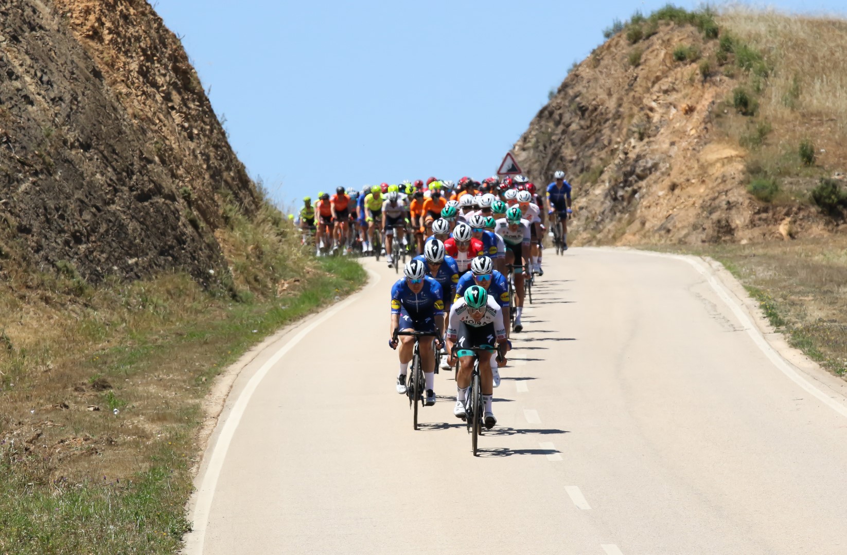 Sul Informação - Sam Bennett vence 1ª etapa da Volta ao Algarve e sobe de amarelo à Fóia