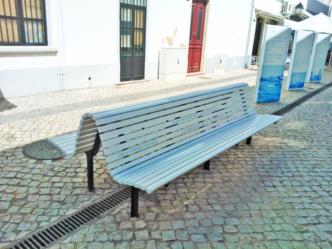 Sul Informação - Vila Real de Santo António mobilada com bancos onde se leem versos de António Aleixo